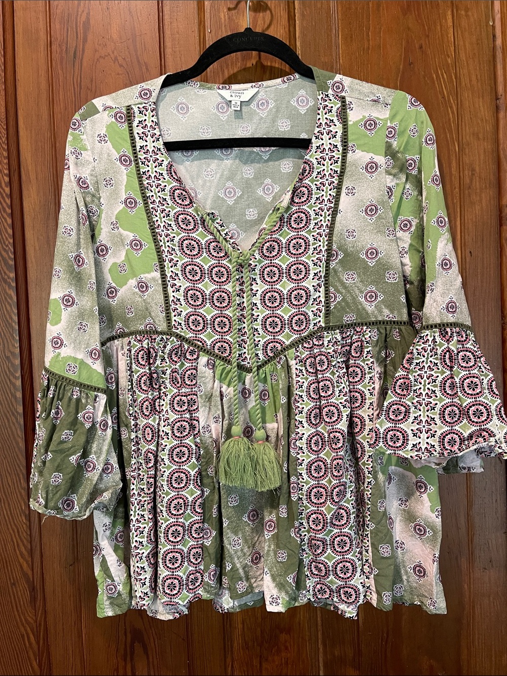 crown & ivy Printed V-Neck Tassel Tunic Top in Green and White